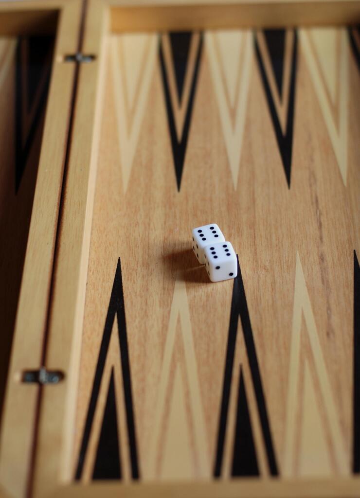 Backgammon regler – så spelar du steg för steg