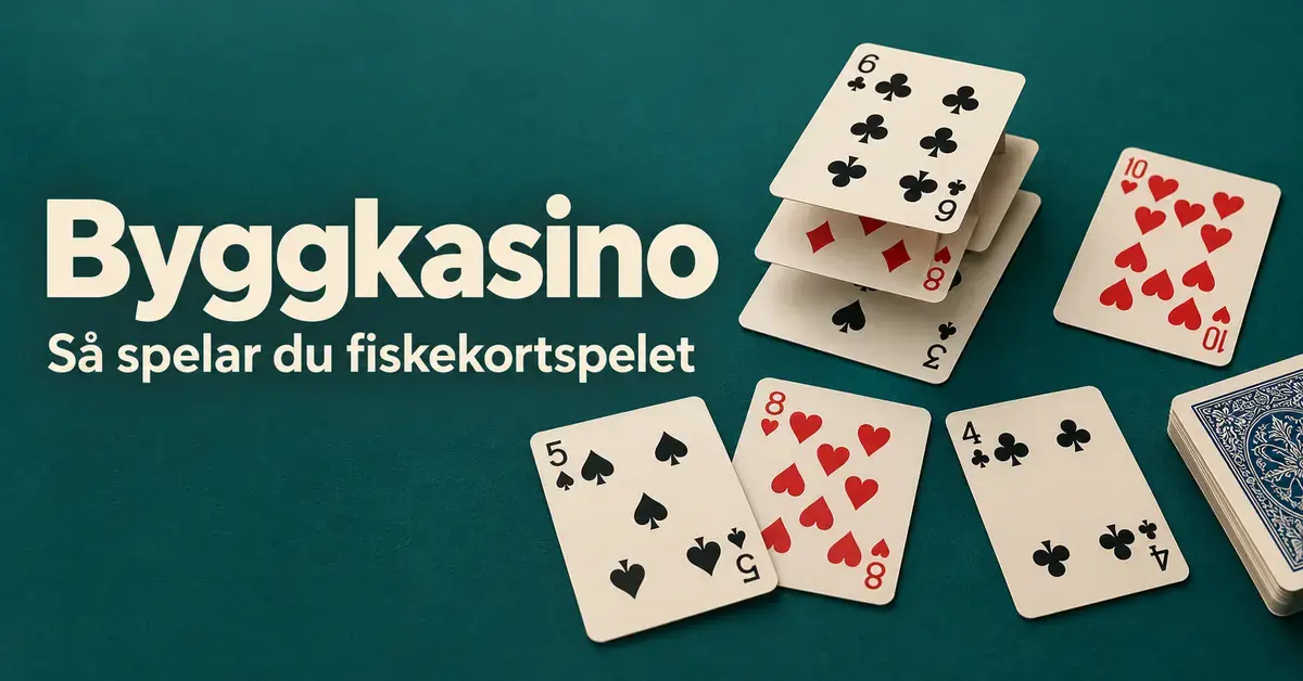 Spelkort ligger utspridda och staplade på ett mörkgrönt bord intill texten ”Byggkasino – Så spelar du fiskekortspelet”.