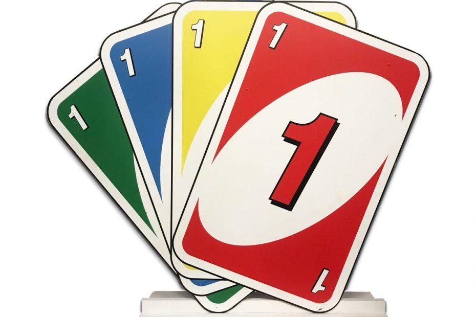 Att spela Uno med sina vänner jämfört med att spela casinospel med sina vänner